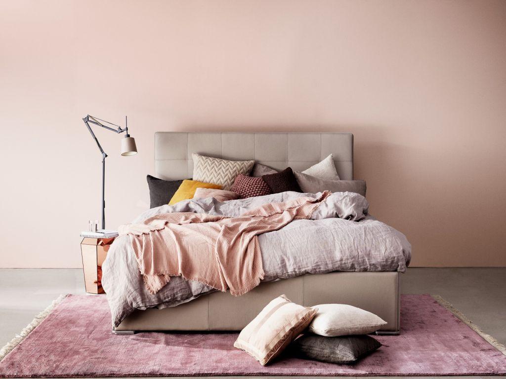 Polstrovaná postel Mezzo s pohodlným čelem BoConcept https://www.boconcept.com/cs-cz/mezzo/3900000CSW65020.html